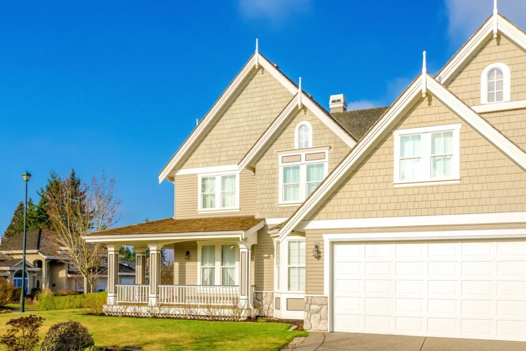 House washing service cleaning exterior siding in Roslyn NY