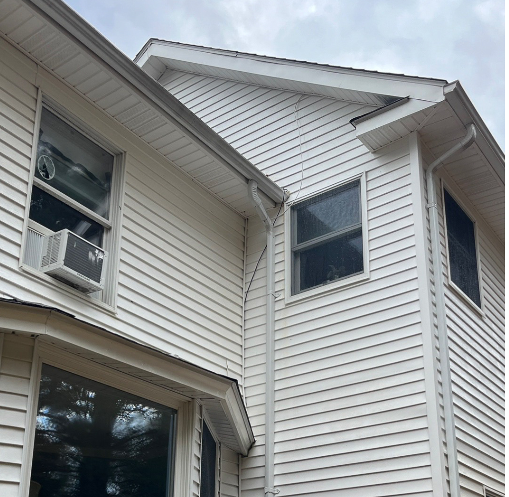 Reliable House Washing in East Hills, NY 3 Before and After a House Washing Service